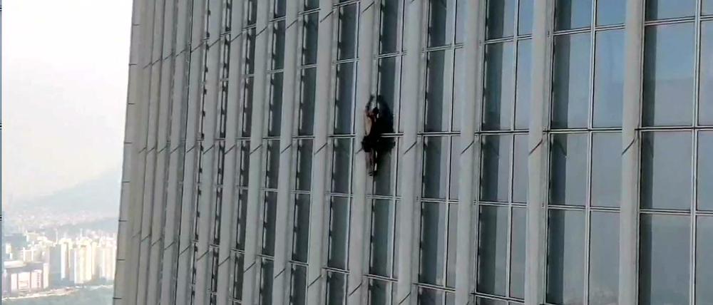 Ein Brite versucht ohne Ausrüstung auf den höchsten Wolkenkratzer in Südkorea zu klettern. 