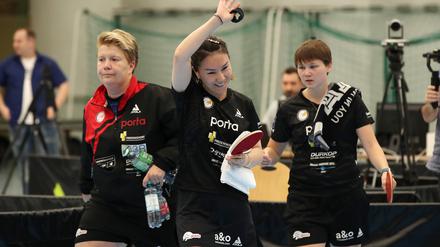 Shan Xiaona (M., links Jessica Göbel aus dem Trainerteam, rechts Nina Mittelham) spielte eine überragende Saison.
