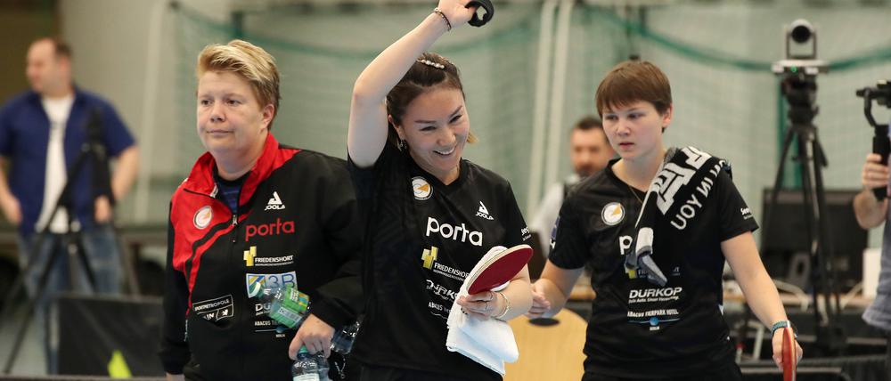 Shan Xiaona (M., links Jessica Göbel aus dem Trainerteam, rechts Nina Mittelham) spielte eine überragende Saison.