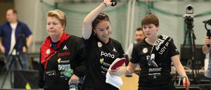 Shan Xiaona (M., links Jessica Göbel aus dem Trainerteam, rechts Nina Mittelham) spielte eine überragende Saison.