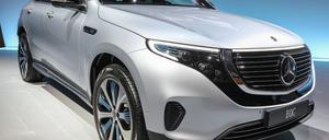 Allein die Batterie wiegt 650 Kilogramm - der Mercedes EQC liegt im Trend der schweren SUVs.