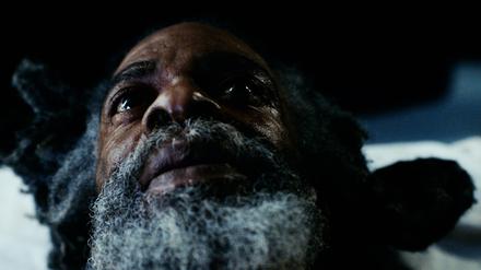 Videostill aus dem Stück „Ancestral Visions of the Future / Pageanty of Wailing“ von Lemohang Jeremiah Mosese.