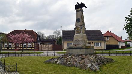 Blick auf ein Denkmal der Gefallenen des Ersten Weltkrieges am 24.04.2014 im Oderbruchort Neutrebbin