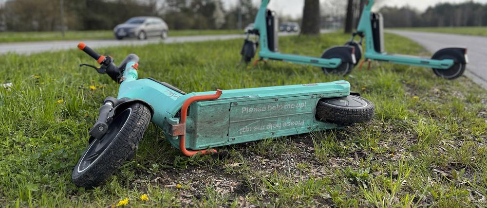 Bolt E-Scooter liegt achtlos auf einem Gruenstreifen an einer Strasse. Bolt ist ein estnisches Mobilit?tsunternehmen E-Scooter,E-Tretroller in der Messsteadt Riem Leihroller,Mietroller,Mietscooter,Miettretroller. ?
eroller0609