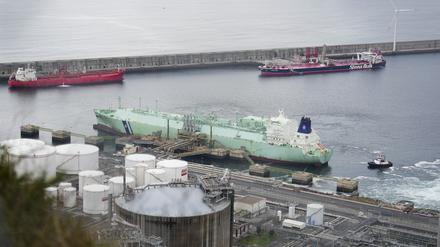 Blick auf die LNG-Regasifizierungsanlage Bahia de Bizkaia Gas (BBG) in Vizcaya, Baskenland. Die Anlage ist aufgrund ihrer strategischen Lage eine wichtige Einrichtung für den spanischen Energiesektor.