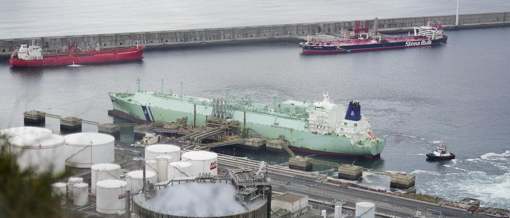 Blick auf die LNG-Regasifizierungsanlage Bahia de Bizkaia Gas (BBG) in Vizcaya, Baskenland. Die Anlage ist aufgrund ihrer strategischen Lage eine wichtige Einrichtung für den spanischen Energiesektor.