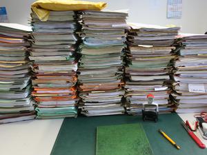 ARCHIV - 14.01.2014, Berlin: SYMBOLFOTO - Stapel mit Akten liegen auf einem Schreibtisch.