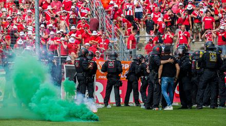Gruppenbild mit Fans, Polizei und Trainer. Ich Haching war mächtig was los.