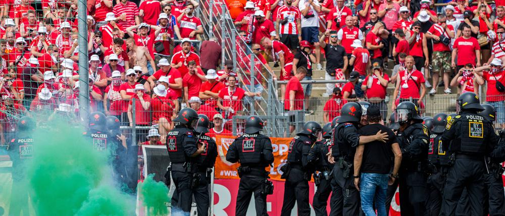 Gruppenbild mit Fans, Polizei und Trainer. Ich Haching war mächtig was los.