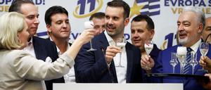 Milojko Spajic (Mi.) hat mit der erst vor einem Jahr gegründeten PES die Parlamentswahl in Montenegro gewonnen.