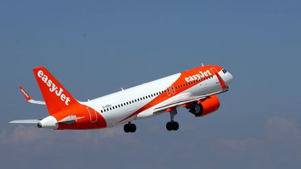 Eine Maschine der Fluggesellschaft Easyjet im Steigflug. (Symbolbild)
