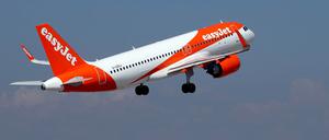 Eine Maschine der Fluggesellschaft Easyjet im Steigflug. (Symbolbild)