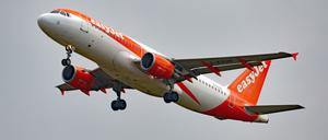 Ein Passagierflugzeug vom Typ Airbus A320-214 (G-EZUO) der britischen Fluggesellschaft EasyJet ist bei dichten Wolken am Himmel zu sehen.