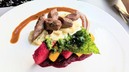 Hasenrücken mit Mairüben und Polenta.