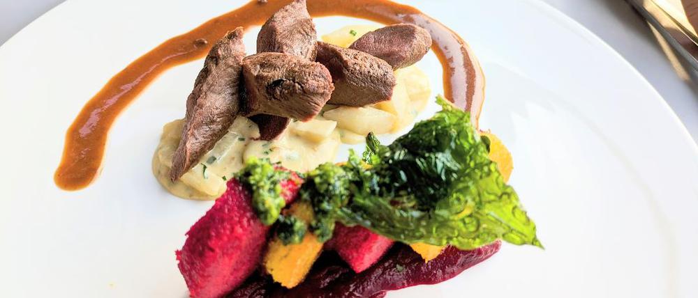 Hasenrücken mit Mairüben und Polenta.