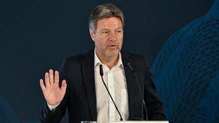 Robert Habeck (Bündnis 90/Die Grünen), Bundesminister für Wirtschaft und Klimaschutz, spricht auf dem Ostdeutschen Wirtschaftsforum (OWF).