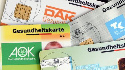 ARCHIV - 17.04.2018, Berlin: Mehrere Karten von Krankenversicherungen liegen auf einem Tisch. (Zu dpa «Holetschek: Bund darf Finanzreform für Krankenkassen nicht verzögern») Foto: Jens Kalaene/dpa-Zentralbild/dpa +++ dpa-Bildfunk +++