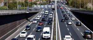 Autos fahren auf der Stadtautobahn A100. Am Ostermontag kehren viele Menschen aus dem Osterurlaub zurück. +++ dpa-Bildfunk +++