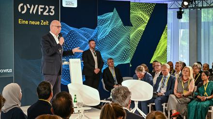 Dietmar Woidke (SPD), Ministerpräsident des Landes Brandenburg, spricht auf dem Ostdeutschen Wirtschaftsforum (OWF).