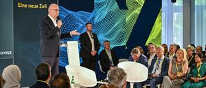 Dietmar Woidke (SPD), Ministerpräsident des Landes Brandenburg, spricht auf dem Ostdeutschen Wirtschaftsforum (OWF).