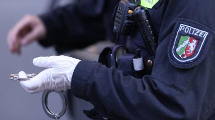 Polizisten haben bei der Durchsuchung diese Handschellen gefunden und sichergestellt, bei einer Polizeikontrolle.