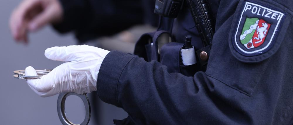 Polizisten haben bei der Durchsuchung diese Handschellen gefunden und sichergestellt, bei einer Polizeikontrolle.