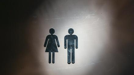 Piktogramme für eine Frau und ein Mann an einer Toiletten-Tür 