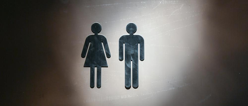 Piktogramme für eine Frau und ein Mann an einer Toiletten-Tür