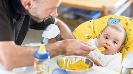 Künftig noch seltener? Ein Vater füttert sein Baby