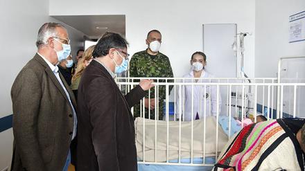 Kolumbiens Präsident Gustavo Petro (Mitte) besuchte zuletzt eines der vier im Dschungel wieder entdeckten indigenen Kinder im Krankenhaus. 