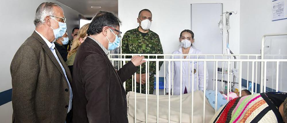 Kolumbiens Präsident Gustavo Petro (Mitte) besuchte zuletzt eines der vier im Dschungel wieder entdeckten indigenen Kinder im Krankenhaus.