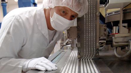 Den Durchlauf von Aspirin-Tabletten verfolgt der Betriebsleiter Verpackung, Jürgen Ahrens, in der Bayer Bitterfeld GmbH am 06.07.2005 in Bitterfeld.