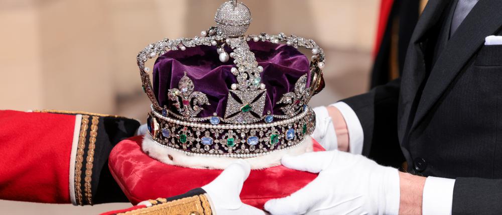 Die Imperial State Crown im Palace of Westminster in London.