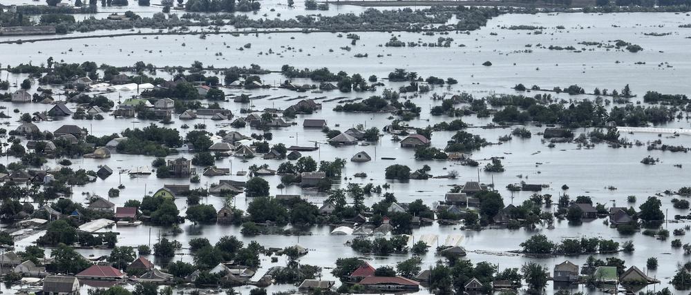 In der überfluteten Stadt Oleschky stehen Häuser unter Wasser. Die Zerstörung des Kachowka-Staudamms im Süden der Ukraine entwickelt sich rasch zu einer langfristigen Umweltkatastrophe.