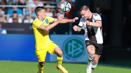 Deutschlands David Raum (r) im Zweikampf mit Oleksandr Tymchyk aus der Ukraine (l):