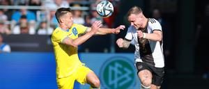 David Raum (r.) im Zweikampf mit Oleksandr Tymchyk aus der Ukraine.