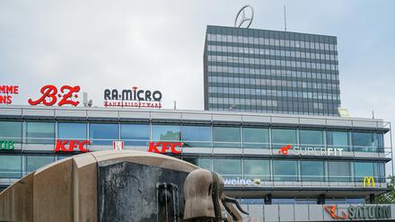Der Berliner Breitscheidplatz mit dem Brunnen und dem Europa-Center, auf dessen Dach der Mercedes-Stern steht. 
