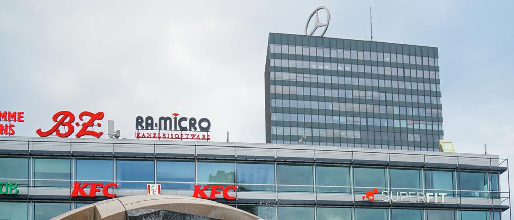 Der Berliner Breitscheidplatz mit dem Brunnen und dem Europa-Center, auf dessen Dach der Mercedes-Stern steht.