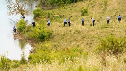  Beamte der Bereitschaftspolizei suchen das Ufer des Teufelsees im hessischen Wetteraukreis ab, in dem die Leiche der 14-jährigen Ayleen gefunden wurde. 