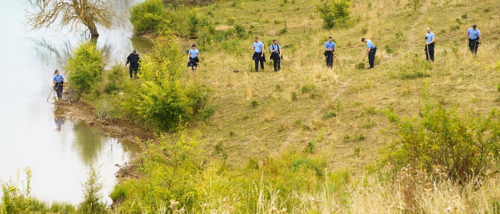  Beamte der Bereitschaftspolizei suchen das Ufer des Teufelsees im hessischen Wetteraukreis ab, in dem die Leiche der 14-jährigen Ayleen gefunden wurde. 