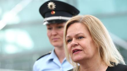 Nancy Faeser (SPD), Bundesinnenministerin, spricht im Anschluss ihres Besuchs bei der Bundespolizei auf dem Flughafen München bei einem Pressestatement. Foto: Karl-Josef Hildenbrand/dpa