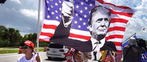 Anhänger von Donald Trump an seinem Anwesen Mar-A-Lago.