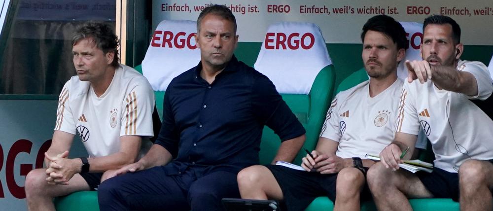 Aufbruch sieht anders aus. Bundestrainer Flick und sein Team beim 3:3 gegen die Ukraine.