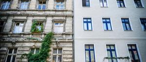 Mit der Umrüstung auf umweltfreundlichere Heiztechnik kommen sowohl auf die Immobilienbesitzer als auch auf die Mieter beträchtliche Kosten zu.