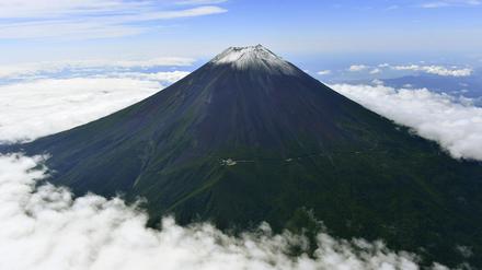 Der Gipfel des Fuji, Japans höchstem Berg zwischen den Präfekturen Yamanashi und Shizuoka, ist schneebedeckt.
