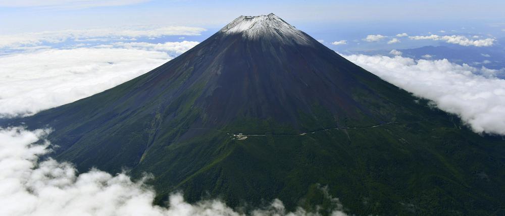 Der Gipfel des Fuji, Japans höchstem Berg zwischen den Präfekturen Yamanashi und Shizuoka, ist schneebedeckt.