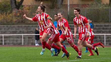 Grund zur Freude bei Unions Fußballerinnen: Ab der neuen Saison werden sie ihre Leidenschaft zum Beruf machen können.