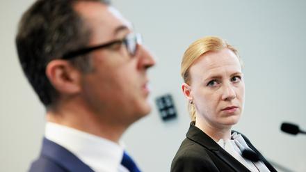 Cem Özdemir (Bündnis 90/Die Grünen), Bundesminister für Ernährung und Landwirtschaft, und Ariane Kari (r), erste Tierschutzbeauftragte der Bundesregierung.