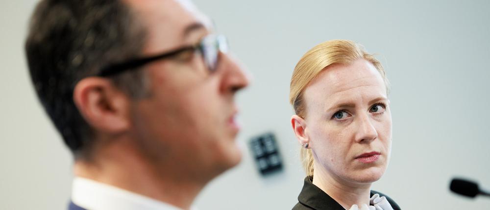Cem Özdemir (Bündnis 90/Die Grünen), Bundesminister für Ernährung und Landwirtschaft, und Ariane Kari (r), erste Tierschutzbeauftragte der Bundesregierung.