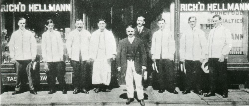 Hellmann vor seinem New Yorker Delikatessengeschäft im Jahr 1905.